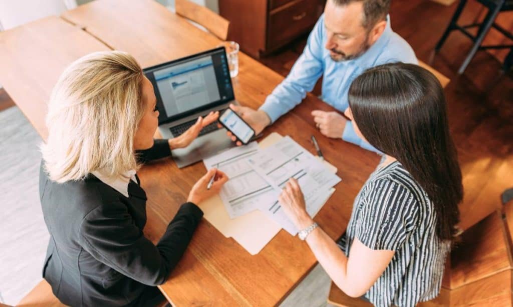 Conseiller financier donnant des conseils