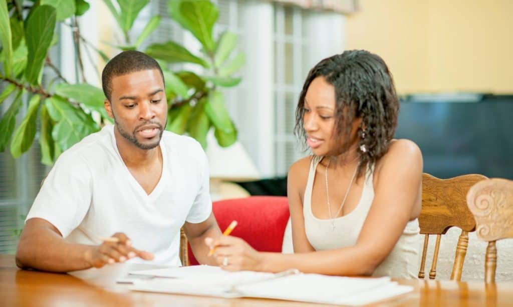 Étudiant planifiant son budget et ses remboursements