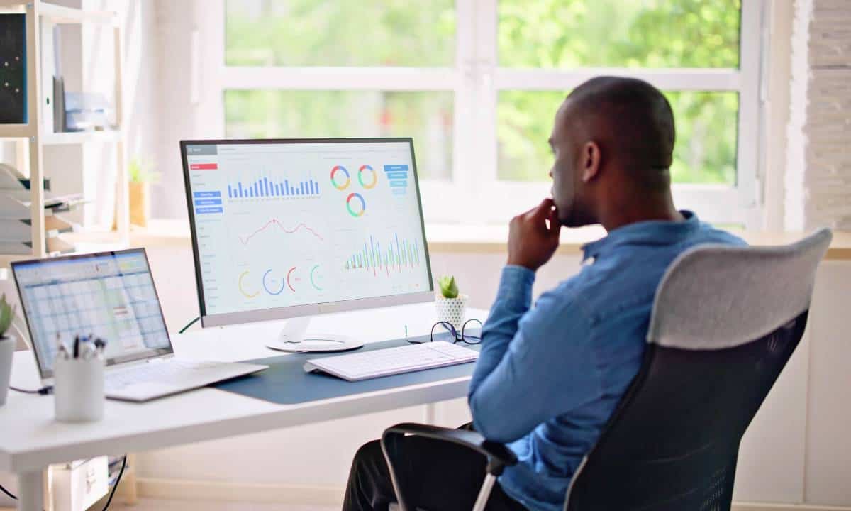 Personne comparant des options de prêt sur un ordinateur